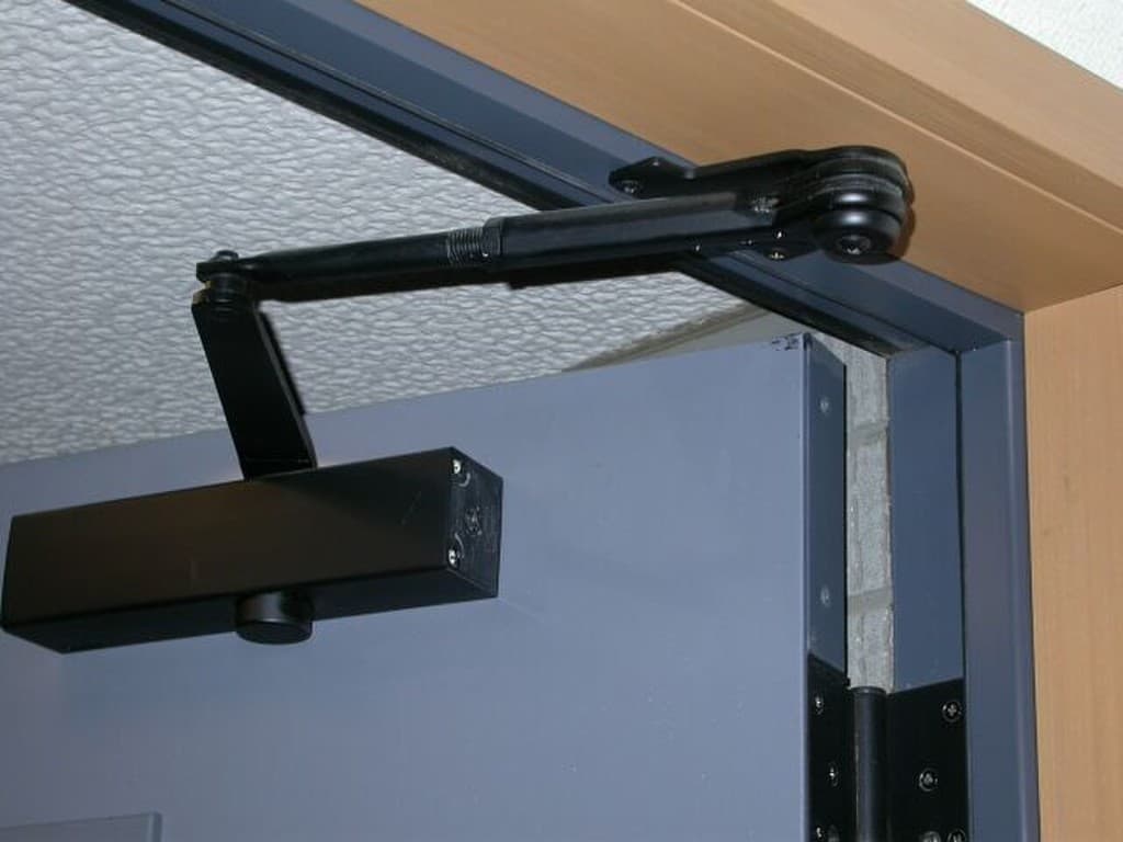 Установка доводчика — накладной доводчик с рычажной тягой